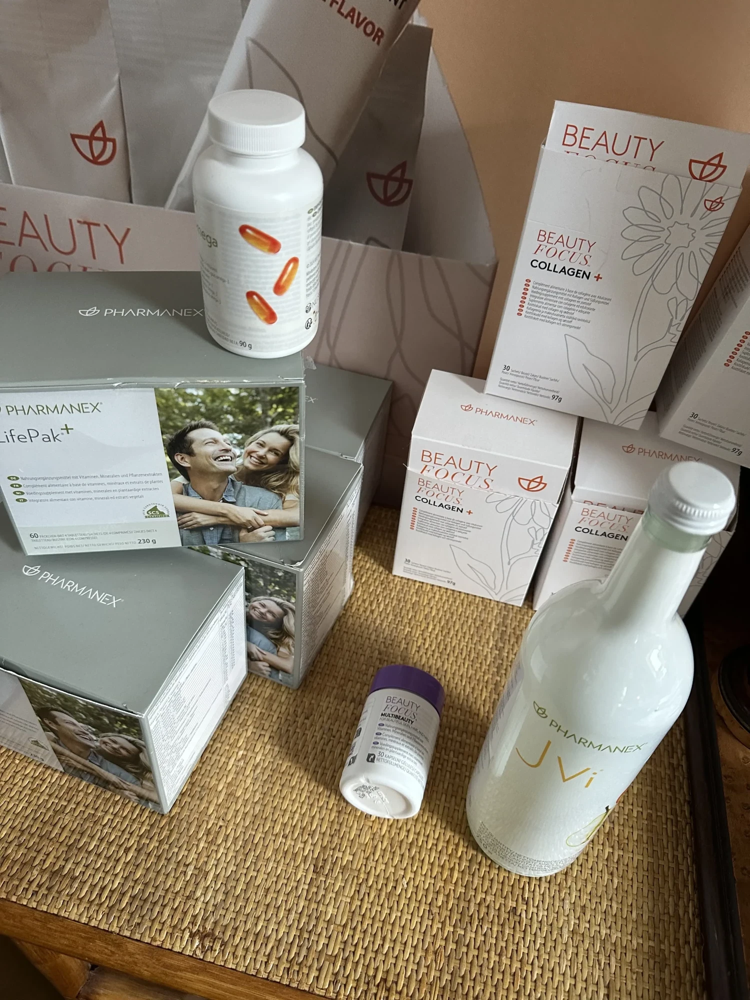 photo du pack beauty focus Nuskin dans le showroom w4p4 collagène + gélules