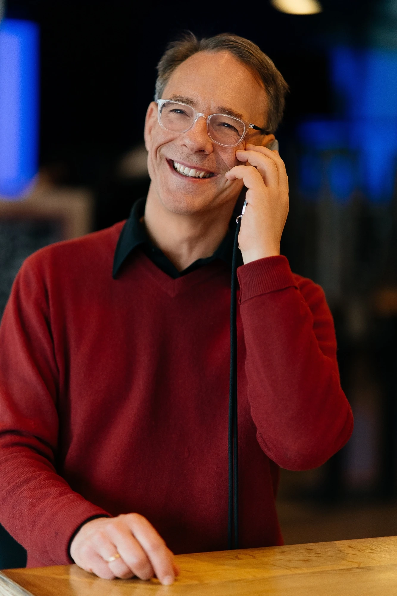 Portrait de Jean Michel Davault au téléphone professionnel du bien être à Rennes Laval ille et vilaine