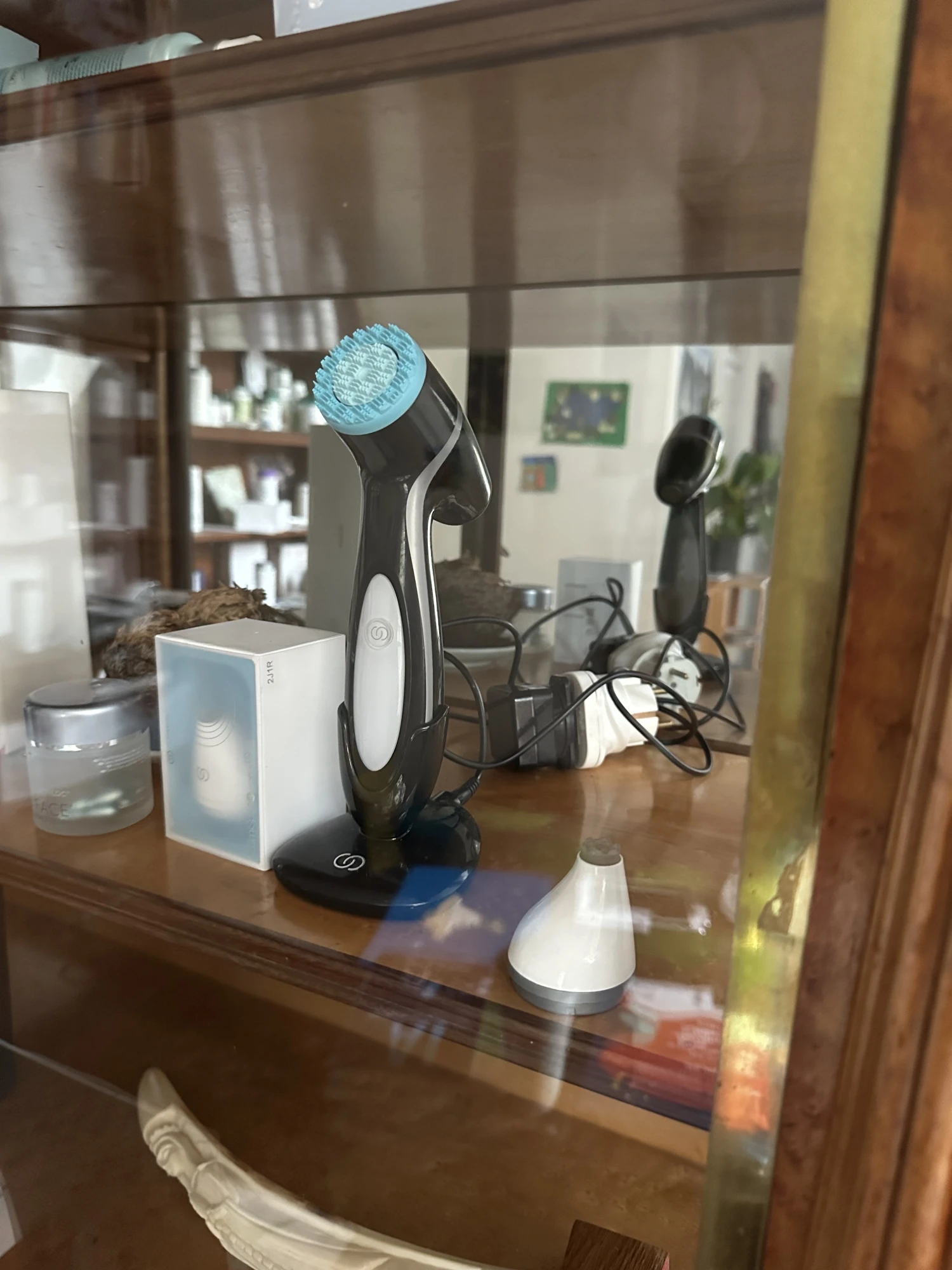 ageLOC LumiSpa iO de Nuskin en vitrine au showroom de w4p4 à Rennes