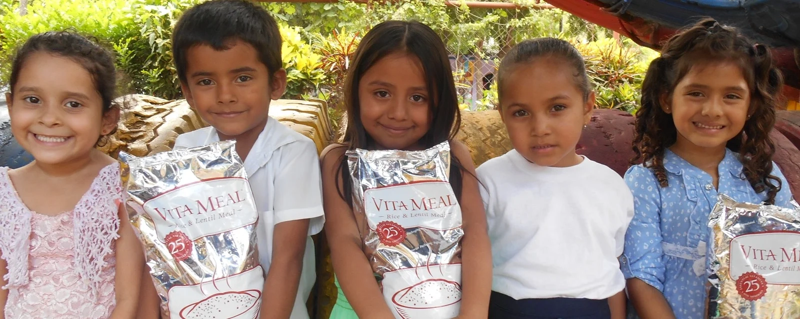 Groupe d'enfant avec sac VitaMeal nuskin w4p4 Jean Michel Davault Programme RSE