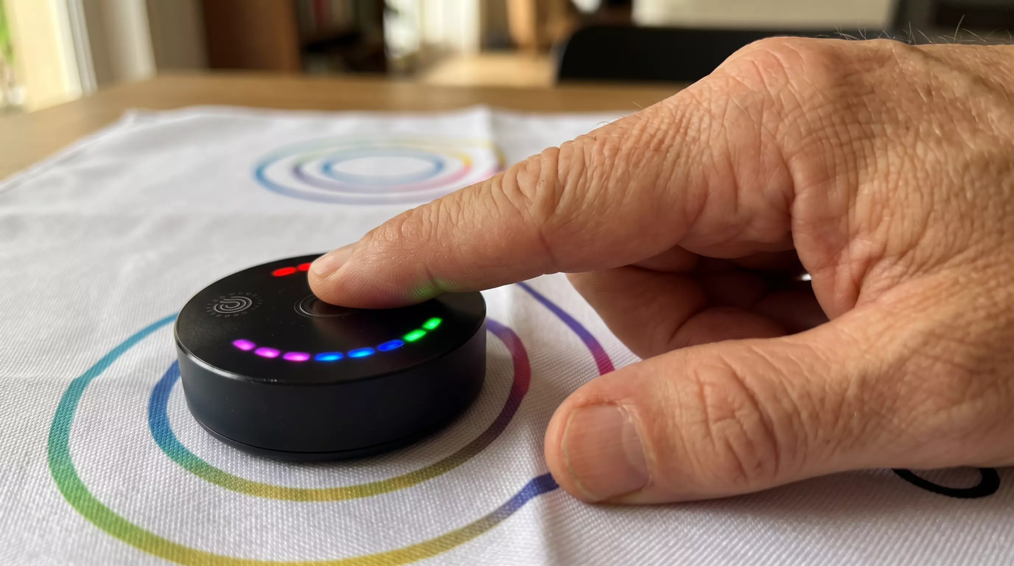 Gros plan sur une personne posant son doigt sur le capteur du scanner Prysm iO pour un bilan de forme